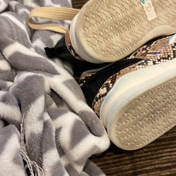 Coconuts Shindig Snake Print Casual Sneaker - Picture 11 of 14